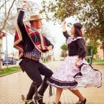 Pareja bailando cueca